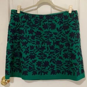 Boden US16R green satin skirt with navy embroidery